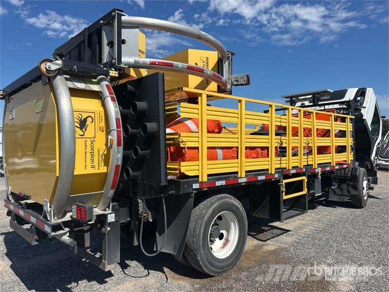 Isuzu FTR 4x2 Attenuator Truck مركبات الأغراض العامة