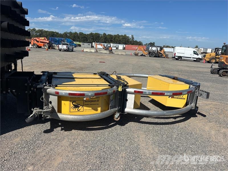 Isuzu FTR 4x2 Attenuator Truck مركبات الأغراض العامة