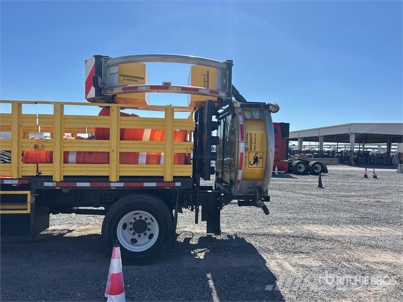 Isuzu FTR 4x2 Attenuator Truck مركبات الأغراض العامة