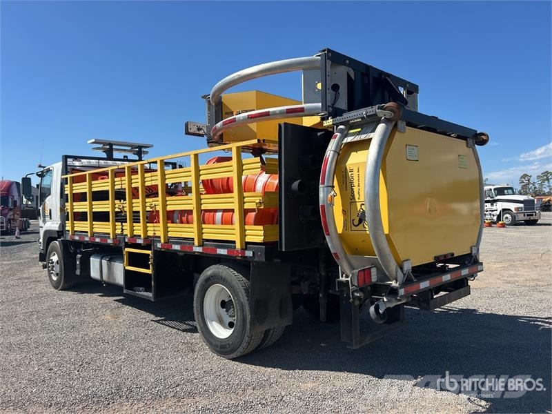 Isuzu FTR 4x2 Attenuator Truck مركبات الأغراض العامة