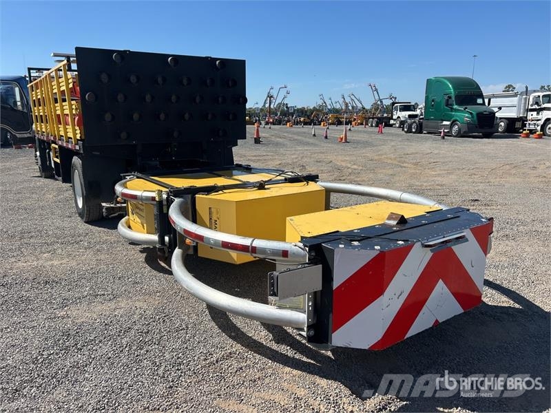 Isuzu FTR 4x2 Attenuator Truck مركبات الأغراض العامة