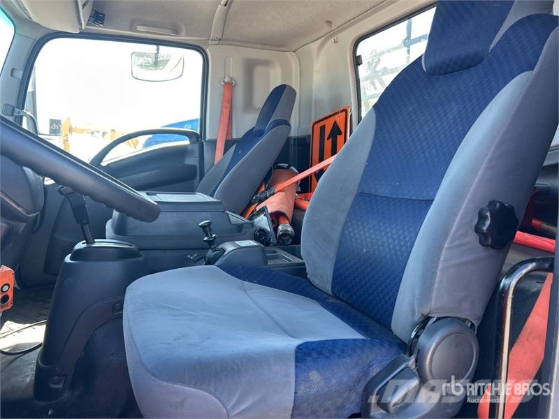 Isuzu FTR 4x2 Attenuator Truck مركبات الأغراض العامة