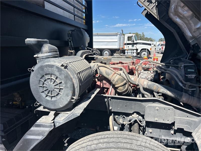 Isuzu FTR 4x2 Attenuator Truck مركبات الأغراض العامة