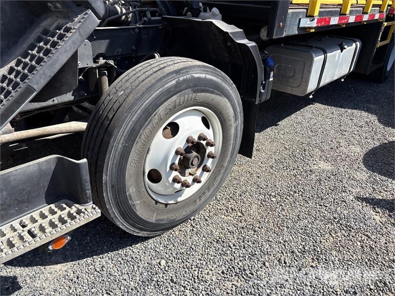 Isuzu FTR 4x2 Extended Cab Attenuator Truck مركبات الأغراض العامة