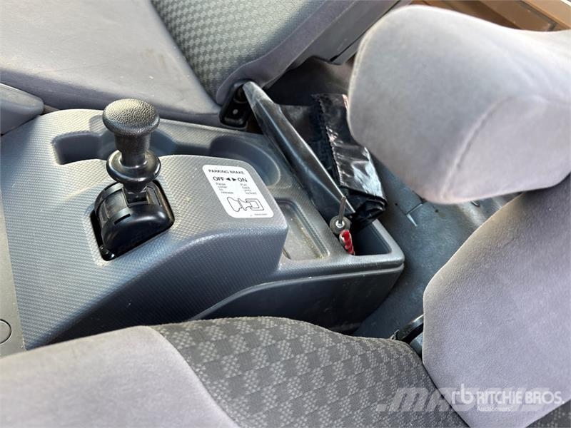 Isuzu FTR 4x2 Extended Cab Attenuator Truck مركبات الأغراض العامة