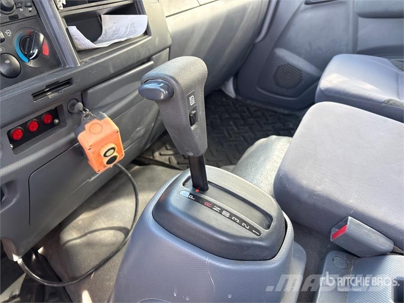 Isuzu FTR 4x2 Extended Cab Attenuator Truck مركبات الأغراض العامة