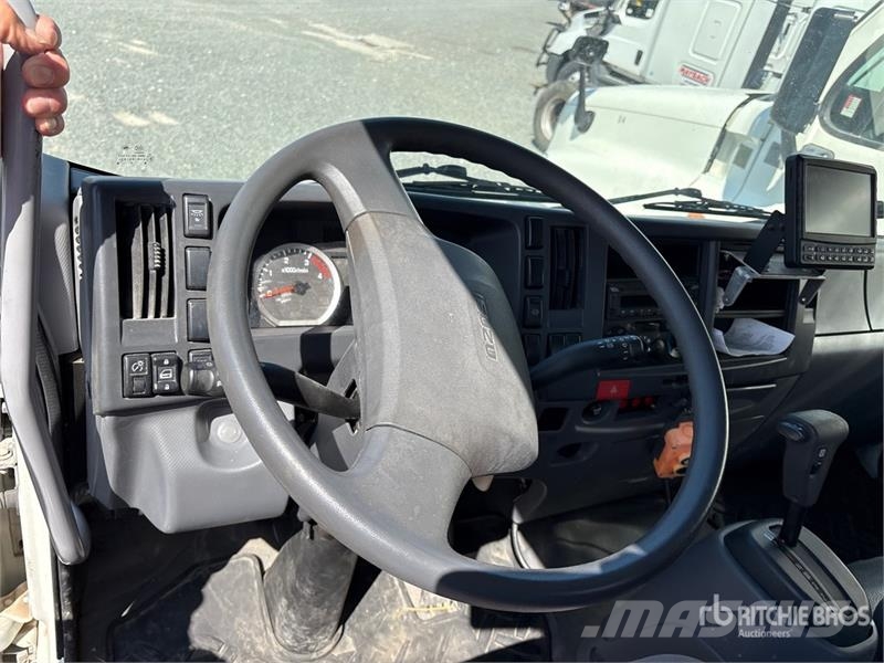 Isuzu FTR 4x2 Extended Cab Attenuator Truck مركبات الأغراض العامة
