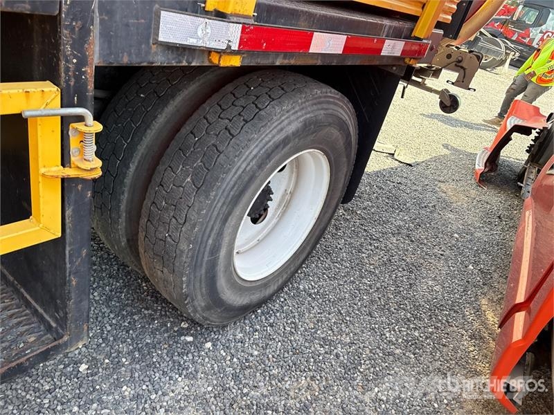 Isuzu FTR 4x2 Extended Cab Attenuator Truck مركبات الأغراض العامة