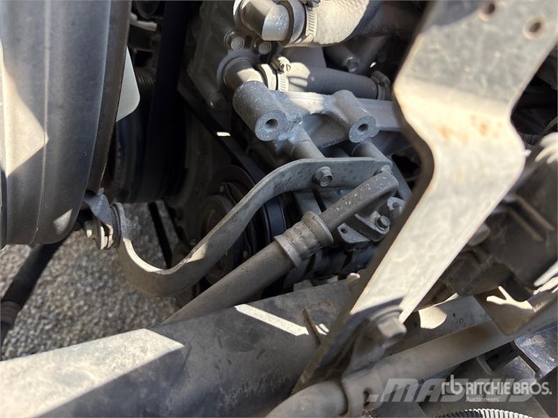 Isuzu FTR 4x2 Extended Cab Attenuator Truck مركبات الأغراض العامة