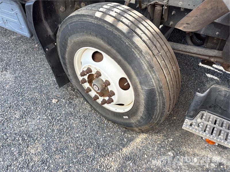 Isuzu FTR 4x2 Extended Cab Attenuator Truck مركبات الأغراض العامة