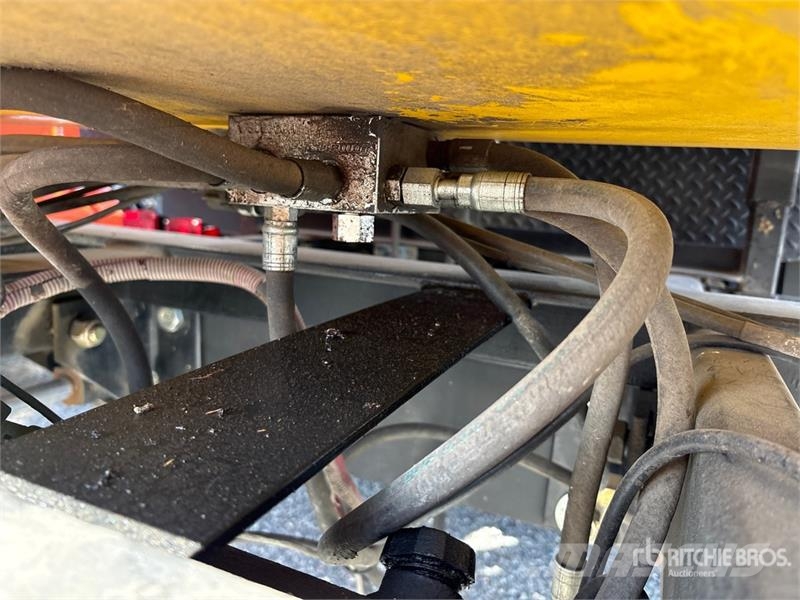 Isuzu FTR 4x2 Extended Cab Attenuator Truck مركبات الأغراض العامة