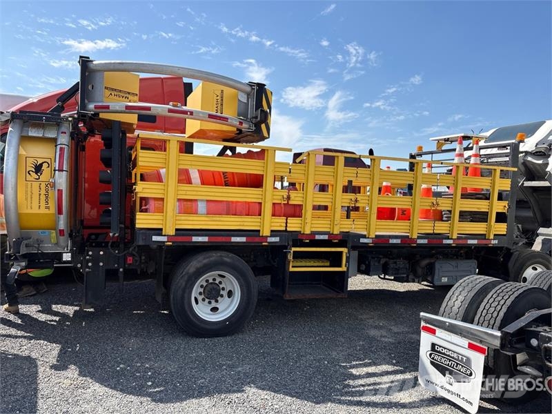 Isuzu FTR 4x2 Extended Cab Attenuator Truck مركبات الأغراض العامة