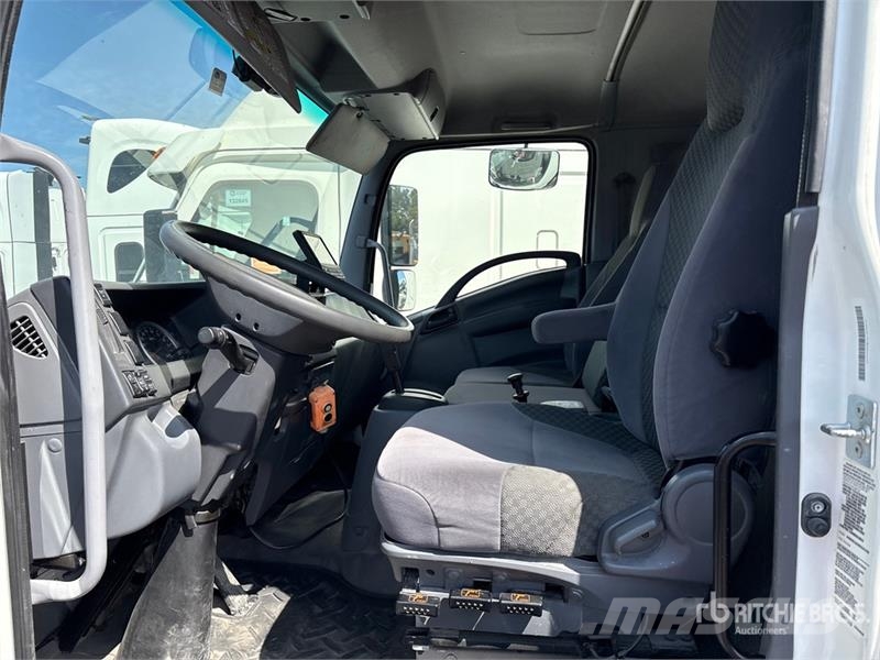 Isuzu FTR 4x2 Extended Cab Attenuator Truck مركبات الأغراض العامة