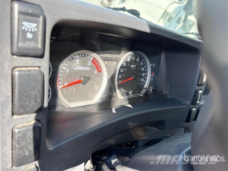 Isuzu FTR 4x2 Extended Cab Attenuator Truck مركبات الأغراض العامة
