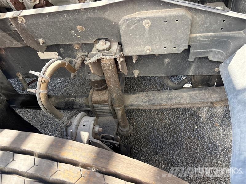 Isuzu FTR 4x2 Extended Cab Attenuator Truck مركبات الأغراض العامة