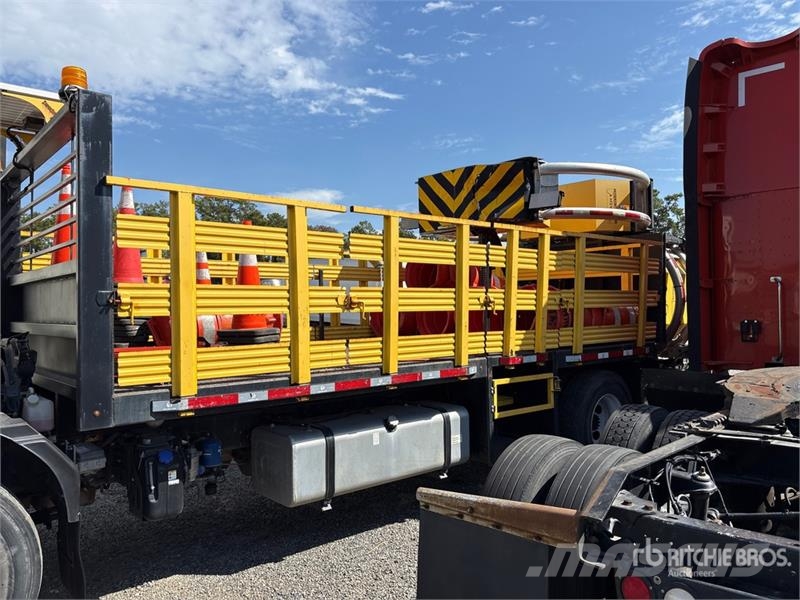 Isuzu FTR 4x2 Extended Cab Attenuator Truck مركبات الأغراض العامة