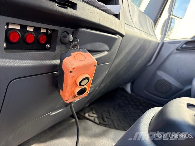 Isuzu FTR 4x2 Extended Cab Attenuator Truck مركبات الأغراض العامة