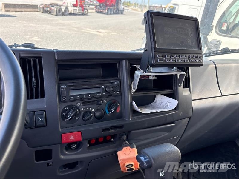 Isuzu FTR 4x2 Extended Cab Attenuator Truck مركبات الأغراض العامة