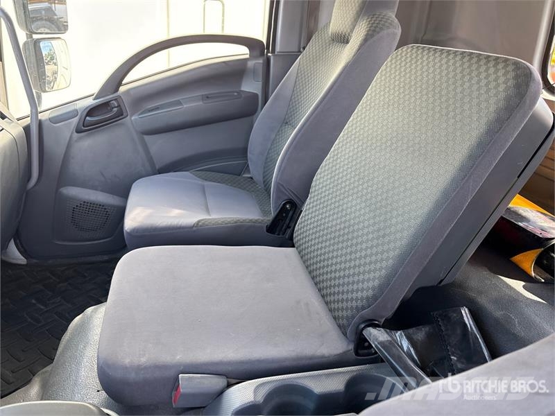 Isuzu FTR 4x2 Extended Cab Attenuator Truck مركبات الأغراض العامة