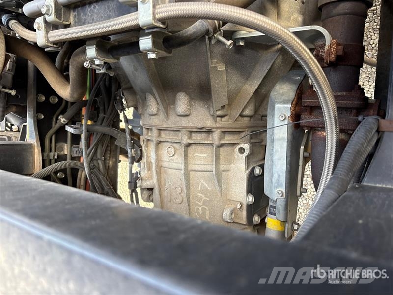 Isuzu FTR 4x2 Extended Cab Attenuator Truck مركبات الأغراض العامة