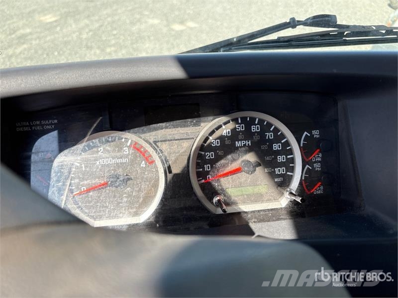 Isuzu FTR 4x2 Extended Cab Attenuator Truck مركبات الأغراض العامة