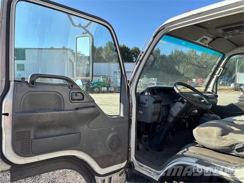 Isuzu NPR 貨箱式卡車
