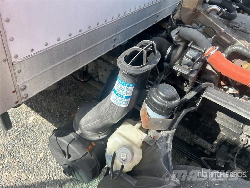 Isuzu NPR Camiones caja cerrada