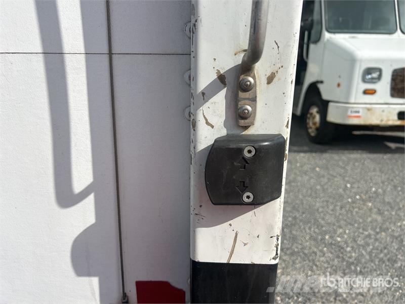 Isuzu NPR Camiones caja cerrada