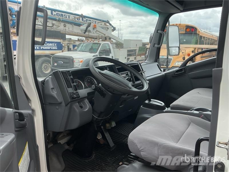 Isuzu NPR 厢式货车