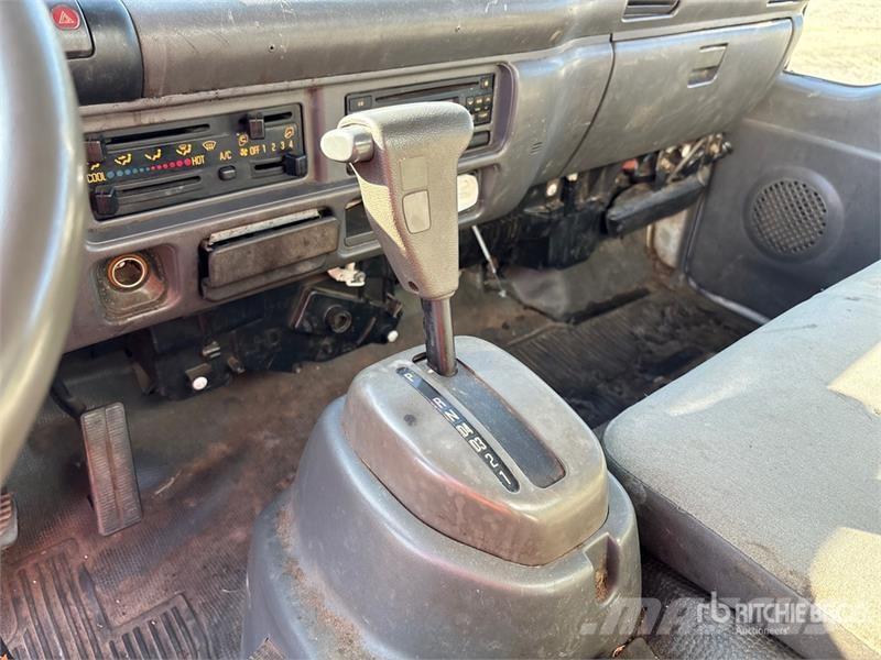 Isuzu NPR 貨箱式卡車
