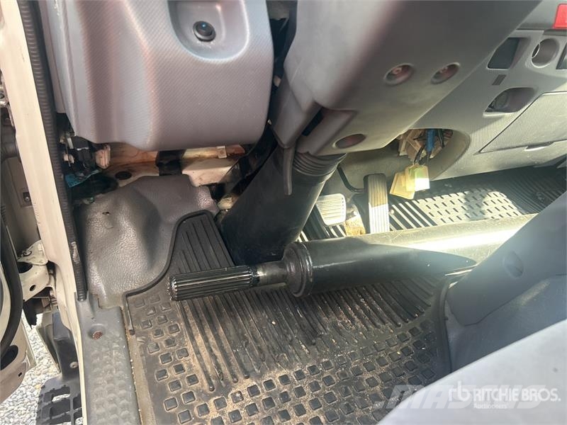 Isuzu NPR Camiones caja cerrada
