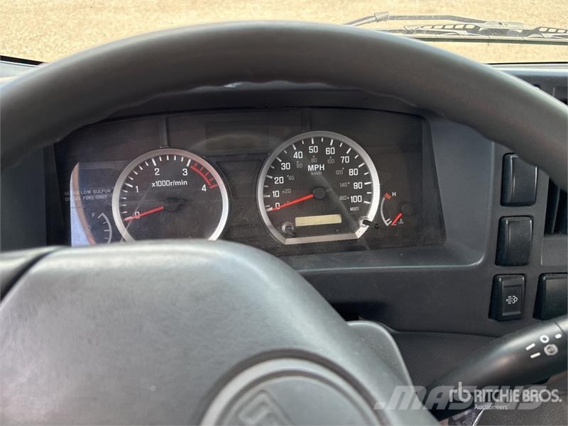 Isuzu NPR 탑차 트럭