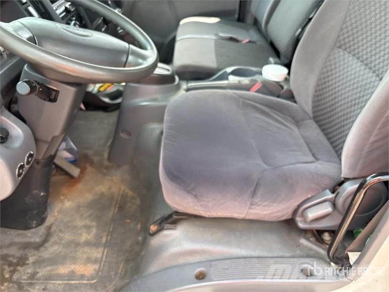 Isuzu NPR 탑차 트럭