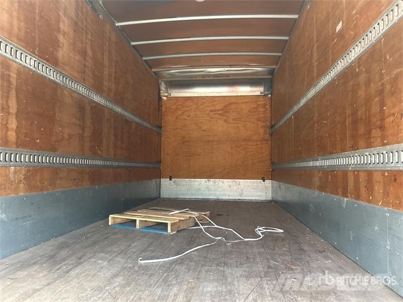 Isuzu NPR Camiones caja cerrada