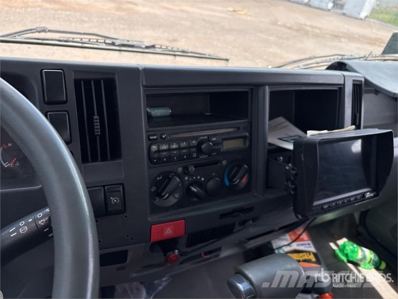Isuzu NPR 탑차 트럭