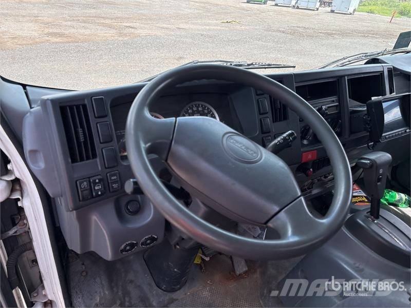 Isuzu NPR 탑차 트럭
