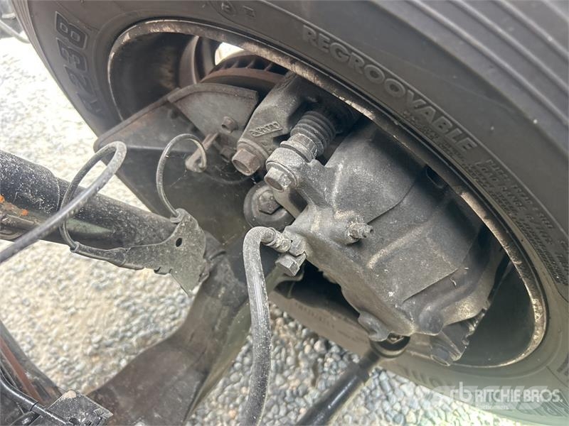 Isuzu NPR Camiones caja cerrada