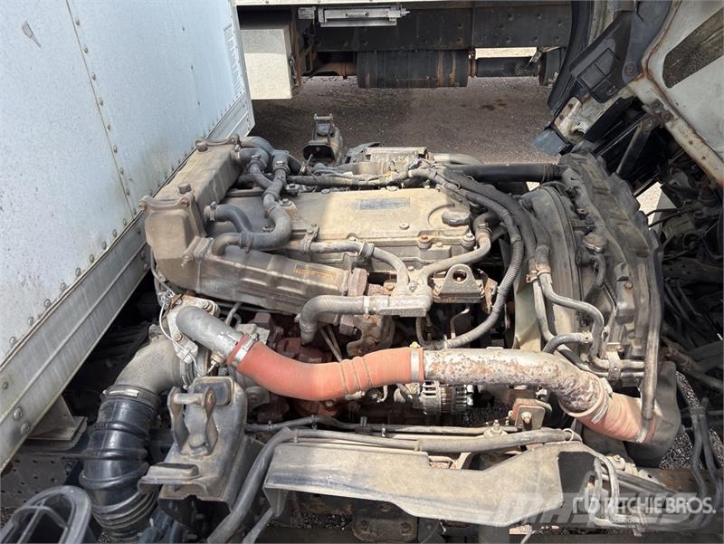 Isuzu NPR 탑차 트럭