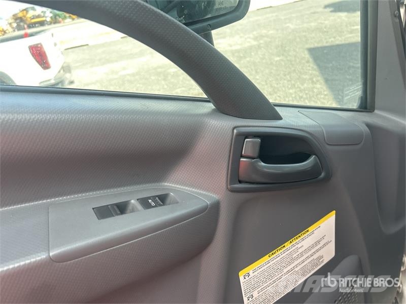 Isuzu NPR Camiones caja cerrada