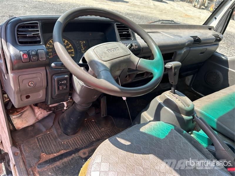 Isuzu NPR Sanduk kamioni