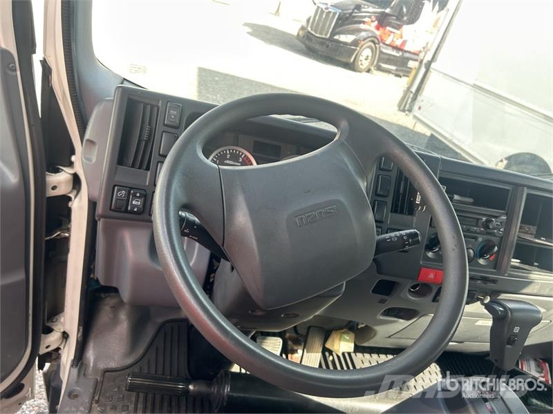 Isuzu NPR Camiones caja cerrada