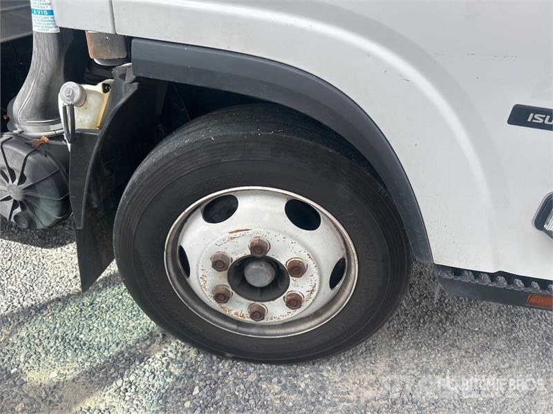 Isuzu NPR Camiones caja cerrada