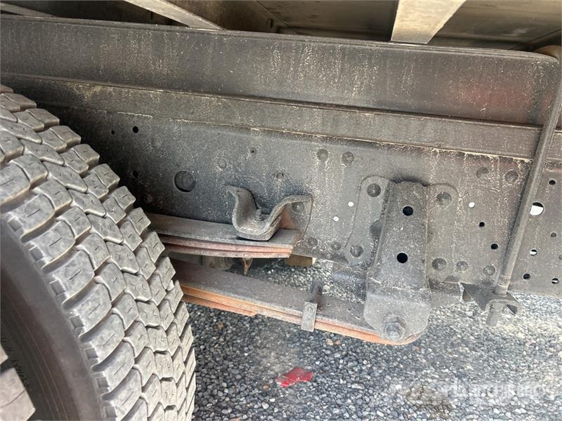Isuzu NPR Camiones caja cerrada