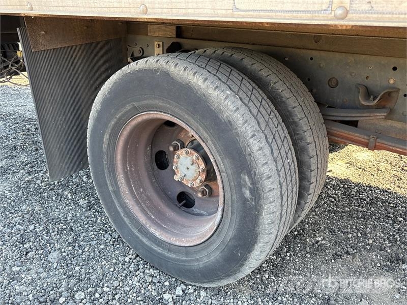 Isuzu NPR 貨箱式卡車
