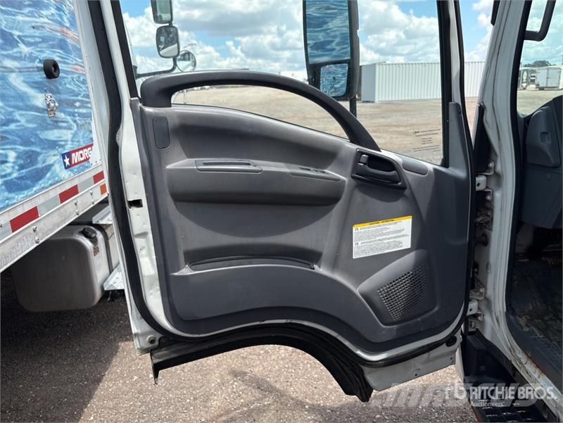 Isuzu NPR 탑차 트럭