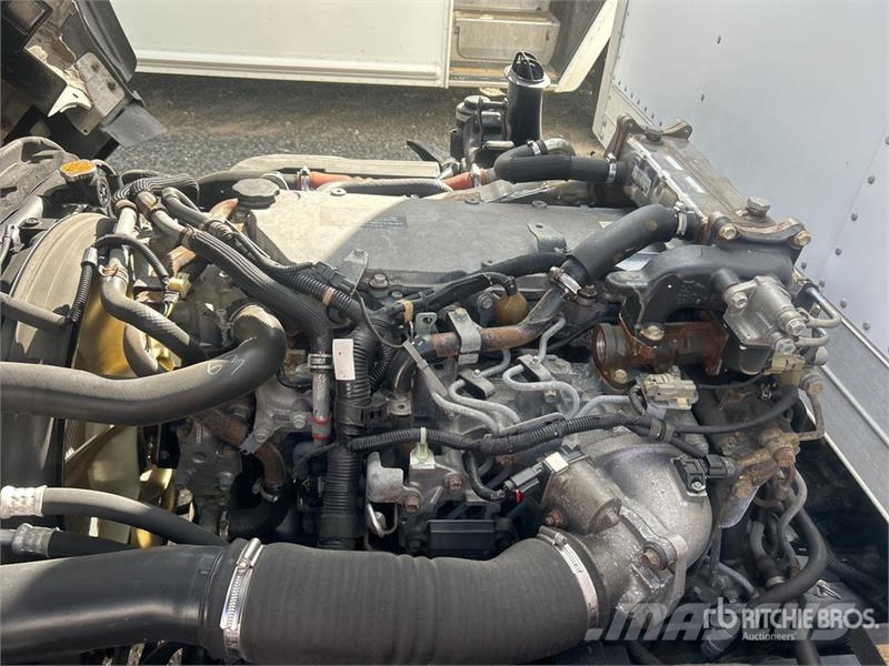 Isuzu NPR Camiones caja cerrada