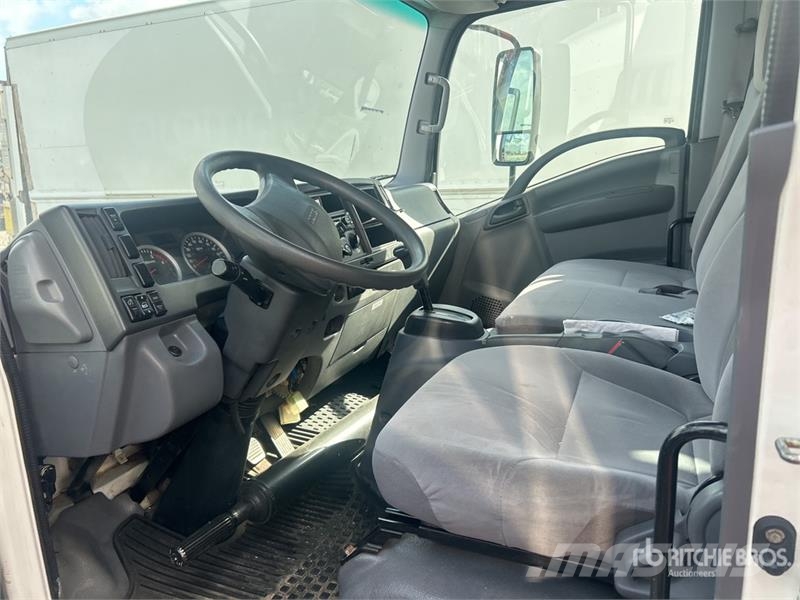 Isuzu NPR Camiones caja cerrada