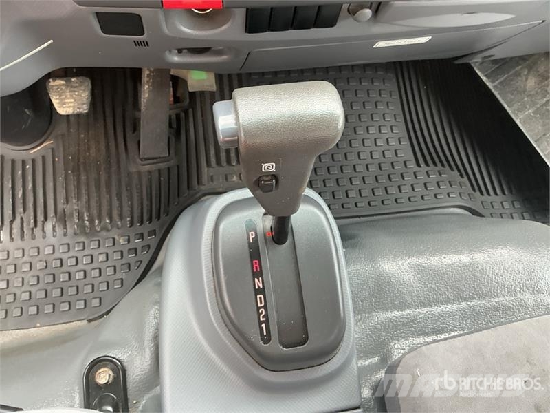 Isuzu NPR 厢式货车