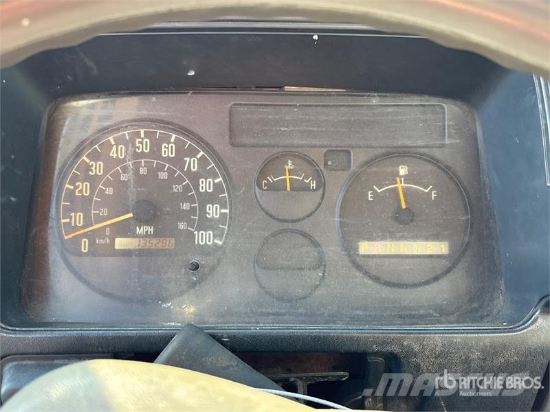 Isuzu NPR 貨箱式卡車
