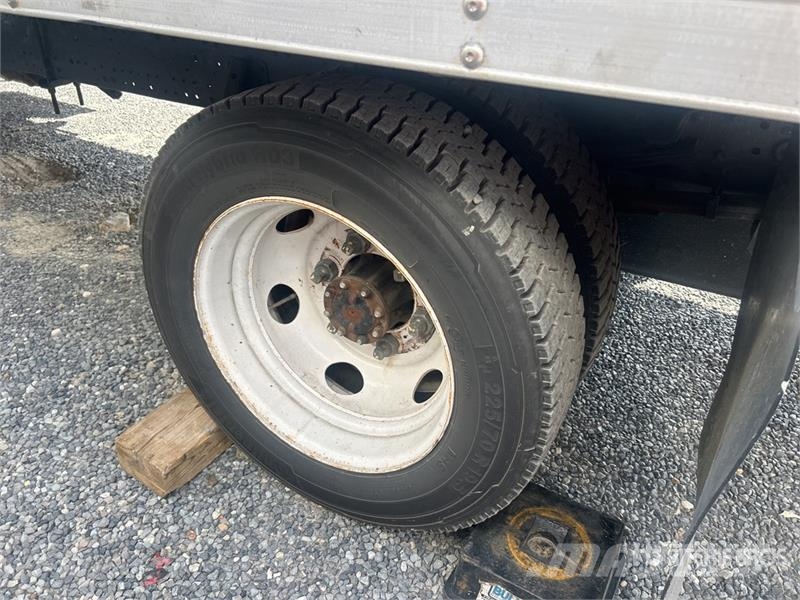 Isuzu NPR Camiones caja cerrada